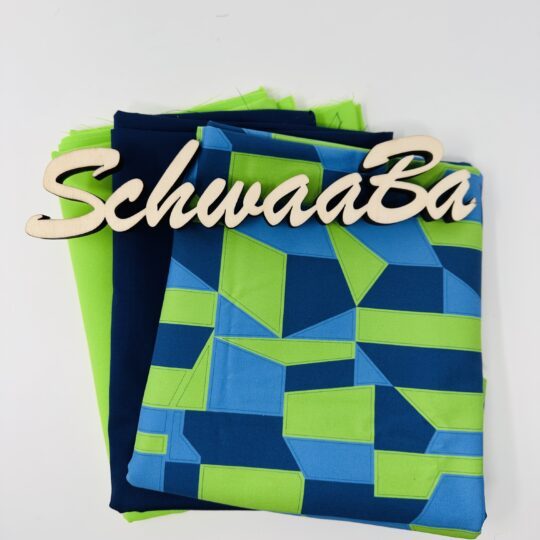 Eine Kreative und Persönliche Gestaltung für den Einschulungstag Die Einschulung ist ein besonderer Meilenstein im Leben eines Kindes, und was könnte diesen Tag besser verschönern als eine liebevoll selbst genähte Schultüte? Mit dem DIY Schultüten Nähset " Wild Horse" von step by step bieten wir Ihnen die perfekte Grundlage, um diesen Tag unvergesslich zu machen. Dieses Set ist ideal für alle, die eine individuelle und handgemachte Schultüte für ihren Herzensmenschen kreieren möchten. Was macht das  Nähset "Wild Horse" zum Ranzen von step by step besonders? Unser Nähset besteht aus hochwertigen Materialien und ist speziell darauf ausgerichtet, den Prozess des Schultüten-Nähens sowohl für Anfänger als auch für erfahrene Näherinnen und Näher einfach und angenehm zu gestalten. Es enthält zwei Meter hochwertigen Uni-Baumwollstoff, einen halben Meter speziell designten Stoff, der perfekt zum Ranzen passt, sowie ein passendes Schultütenkissen. Zudem beinhaltet das Set ein DIY-Etikett, das Ihrer Schultüte eine persönliche Note verleiht. Einzigartigkeit und Qualität Die Besonderheit unseres Sets liegt in der Individualität. Wir lassen den Design-Stoff passend zum Ranzen drucken, sodass die Schultüte farblich und stilistisch perfekt mit dem Ranzen Ihres Kindes harmoniert. Dieser Ansatz gewährleistet, dass jede Schultüte einzigartig ist und sich von der Masse abhebt. Einfache Handhabung und Nachhaltigkeit Mit dem beiliegenden Schnittmuster und der detaillierten Anleitung können Sie die Schultüte ohne Vorkenntnisse selbst nähen. Nach der Einschulung lässt sich die Schultüte durch das Austauschen des Rohlings in ein kuscheliges Kissen verwandeln, das im Kinderzimmer zum Spielen oder Kuscheln einlädt. Dieser nachhaltige Ansatz sorgt dafür, dass die Schultüte auch nach dem großen Tag weiterhin Freude bereitet. Kreativer Freiraum und Personalisierung Das Nähset Wild Horse zum Ranzen von step by step bietet Ihnen die Freiheit, die Schultüte nach Ihren Wünschen zu gestalten. Sie können die Schultüte mit zusätzlichen Deko-Bändern, Buchstaben-Applikationen oder anderen Accessoires personalisieren, die Sie in unserem Shop unter der Kategorie 'Zubehör' finden. Dies ermöglicht es Ihnen, die Schultüte noch persönlicher und einzigartiger zu gestalten. Lieferung und Verfügbarkeit Die Lieferzeiten unseres Nähsets sind in der Regel sehr kurz. In seltenen Fällen, wenn der Stoff nachgedruckt werden muss, kann es zu einer Lieferzeit von 6-8 Wochen kommen. Wir empfehlen, bei dringenden Bestellungen eine Vorab-Anfrage per E-Mail zu stellen, um die Verfügbarkeit zu bestätigen. Unterstützung und Anleitung Nach der Bestellung erhalten Sie das Schnittmuster und die Anleitung direkt per E-Mail. Wir bieten außerdem eine Videoanleitung auf YouTube an, die den gesamten Prozess des Nähens anschaulich und einfach erklärt. Sollten Sie während des Nähens Fragen haben, stehen wir Ihnen gerne zur Verfügung. Ein Teil Ihres Besonderen Tages Mit unserem Nähset "Wild Horse" haben Sie die Möglichkeit, aktiv an der Gestaltung eines wichtigen Tages im Leben Ihres Kindes teilzuhaben. Die selbst genähte Schultüte wird nicht nur ein Hingucker auf den Einschulungsfotos sein, sondern auch eine bleibende Erinnerung an diesen besonderen Tag darstellen. Hinweise zu Material und Design Bitte beachten Sie, dass es sich bei den Stoffen um keine Originalstoffe des Herstellers handelt, sondern um Nachbildungen, die sich so nah wie möglich an das Original halten. Aufgrund von Bildschirmunterschieden können die Farben in der Realität leicht abweichen. Wir empfehlen daher, die Fotos genau zu betrachten. Mit dem DIY Schultüten Nähset "Wild Horse" von step by step schaffen Sie ein einzigartiges und persönliches Geschenk, das Freude und Stolz in die Augen Ihres Kindes zaubern wird. Wir freuen uns, Teil dieses besonderen Tages sein zu dürfen und unterstützen Sie gerne bei jedem Schritt auf dem Weg zur perfekten Schultüte. Das einzige, was jetzt noch fehlt, ist die Verzierung der Schultüte, oder eine Personalisierung z.B. durch eine Buchstaben-Applikation. Stöber gern mal im Shop unter der Kategorie Zubehör. oder klicke hier Buchstabenapplikationen Wir haben passende Buchstaben Diese erstellen wir dir ebenfalls passend zur Schultüte und du kannst sie einfach aufnähen. Schnittmusteranleitung bei YouTube Die abgebildete Kerze ist im Kauf nicht enthalten. Bitte beachte, dass es keine Original Stoffe vom Hersteller sind, sondern wir uns so nah es möglich ist an die Vorgabe wenden. Dies ist mal mehr mal weniger möglich. Deshalb schau dir die Fotos genau an. Die Bildqualität sowie auch Farben sind extrem unterschiedlich von Bildschirm zu Bildschirm. Inhalt für dein Schultüte nähen Set: 2 x 1 m Uni Baumwollstoff farblich passend zum Tornister 0,5 m Design Stoff passend zum Ranzen deiner Wahl Schnittmuster und Anleitung per Mail Papprohling 70 cm Schultütenkissen/Kisseninlett 70 cm 1 DIY Etikett damit auch jeder sieht das du sie genäht hast :-) 1 Deko Band farblich passend zu den Stoffen Achte darauf, dass eine Rückgabe ausgeschlossen ist da der Stoff extra für dich angefertigt wird.